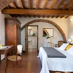 Villa Borgo Gallinaio 32, Emma Sienne