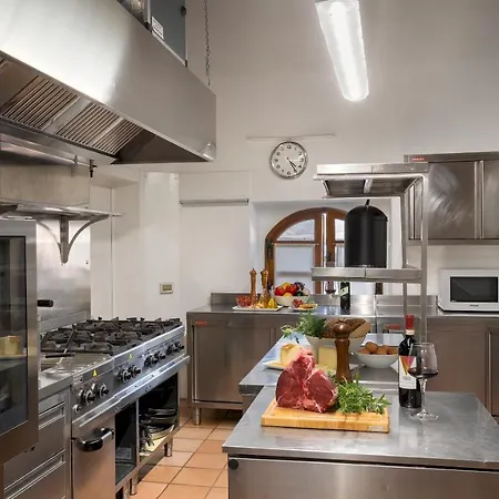 Borgo Gallinaio 32, Emma Villa *