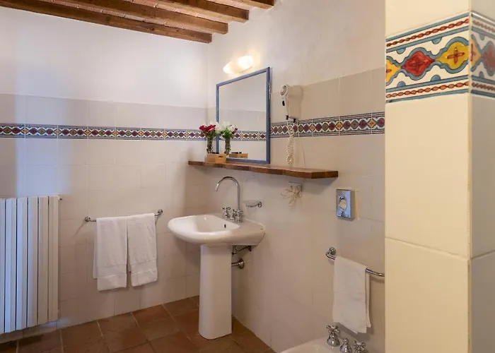 Borgo Gallinaio 32, Emma Βίλα