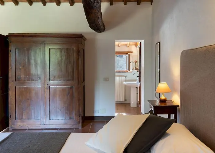 Borgo Gallinaio 32, Emma Βίλα *