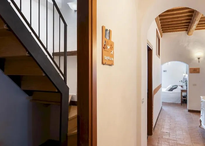 Borgo Gallinaio 32, Emma Βίλα *